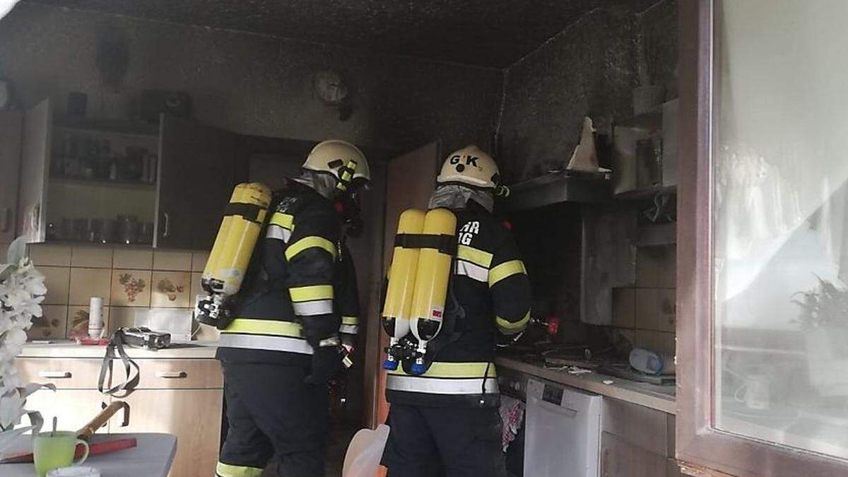 Fünf Feuerwehren rückten zum Küchenbrand in Moosburg aus