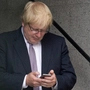  Kritiker zeigten sich besorgt, dass Johnson durch seine offenbar fortgesetzte Nutzung dieser bereits vor Jahren veröffentlichten Telefonnummer die nationale Sicherheit gefährdet haben könnte