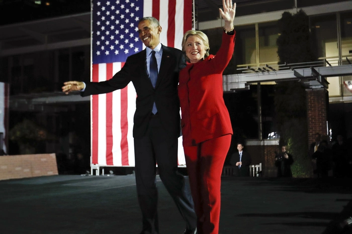 Das große Finale des Clinton-Wahlkampfs ging nach einem Tag voller Termine im ganzen Land in Philadelphia in Pennsylvania über die Bühe, wo Hillary Clinton zusammen mit Präsident Barack Obama, First Lady Michelle, ihrem Ehemann Bill sowie den Rockstars Bruce Springsteen und Jon Bon Jovi auftrat.