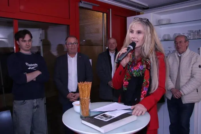 Evelyne Oswald verlas die Laudatio, welche Kerstin Sajko, die Kunsterzieherin von Lukas Altrichter, verfasst hatte.