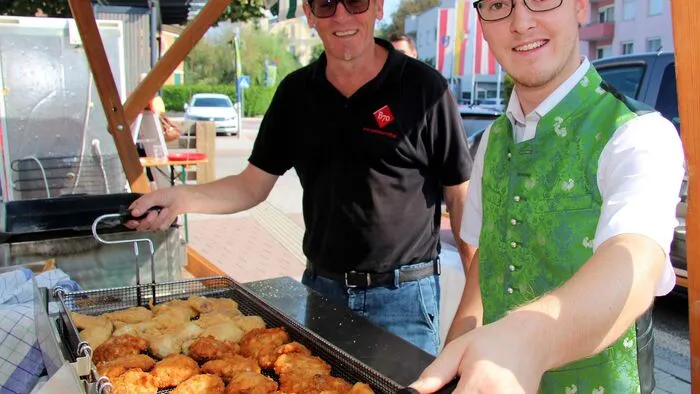 Beim heurigen Marktfest sorgten die "Gackernwirte" für Köstlichkeiten, wie hier Gerhard und Manuel Mostögl vom B 70