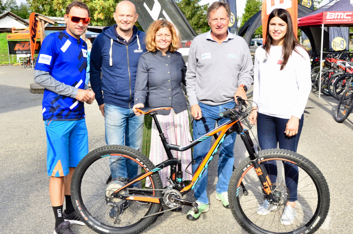 Rad-Botschafter Paco Wrolich, Christian Kresse von der Kärnten Werbung, Tourismusverbands-Obfrau Almut Knaller, Ski-Ass Franz Klammer und Skirennläuferin Nadine Fest.
