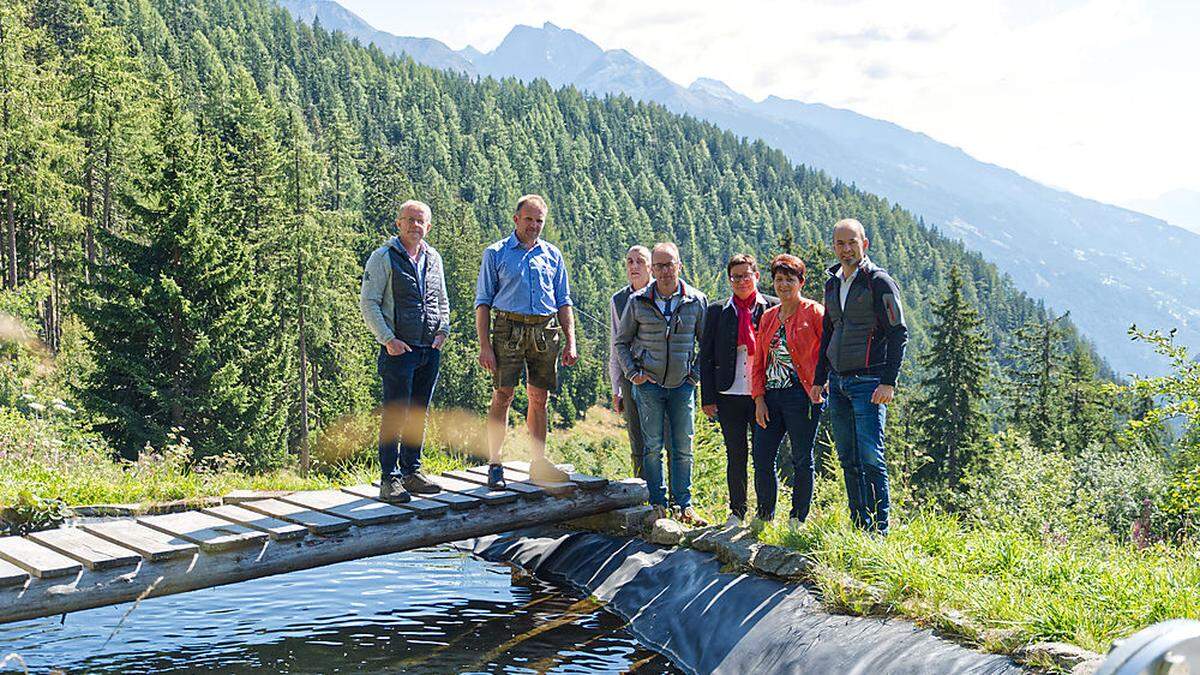 Zu Besuch bei der höchsten Fischzucht Österreichs Bezirksstellenleiter Martin Diemling, Betriebsführer Glanzhof Günther Blassnig, Bezirksobmann Konrad Kreuzer, Kammervorstand Martin Mayerl, Bezirksbäuerin Karin Huber, Vizepräsidentin Helga Brunschmid und Präsident Josef Hechenberger