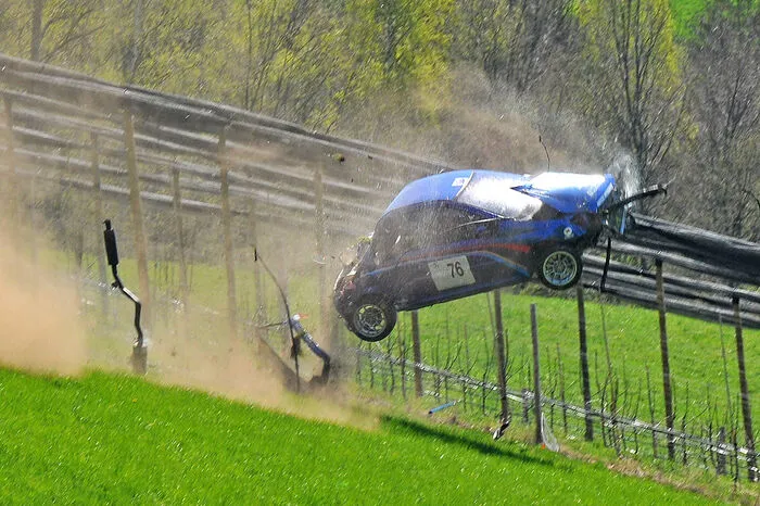 einigen Drehungen blieb der Peugeot 206 RC schließlich liegen