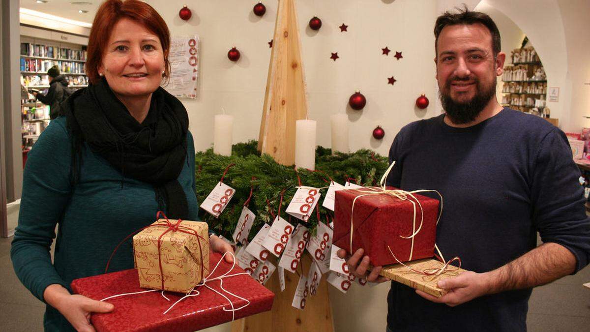 Birgit Schuchter-Auer von der Einsatzleitung Sozialpädagogische Familienhilfe Innsbruck und Bernhard Neuner, Dienststellenleiter der Familienhilfe Caritas Tirol, statteten dem heurigen Tyrolia-Wunschbaum einen ersten Besuch ab