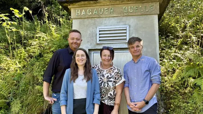 Lindner, Herr, Freisinger und Moitzi (v. l.) vor der Hagauer-Quelle, eine von vier, die den nahen Hochbehälter speisen