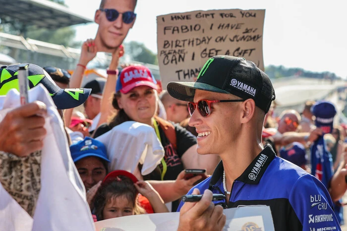 Doch auch die Stars der MotoGP nahmen sich Zeit, wie hier Yamaha-Pilot Fabio Quartararo.