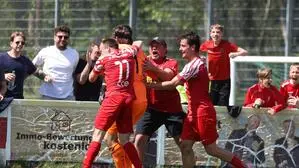 Die Viktringer Mitspieler herzen ihren Torhüter Marcel Gütler. Soeben hat er das 2:2 gegen den ASK erzielt