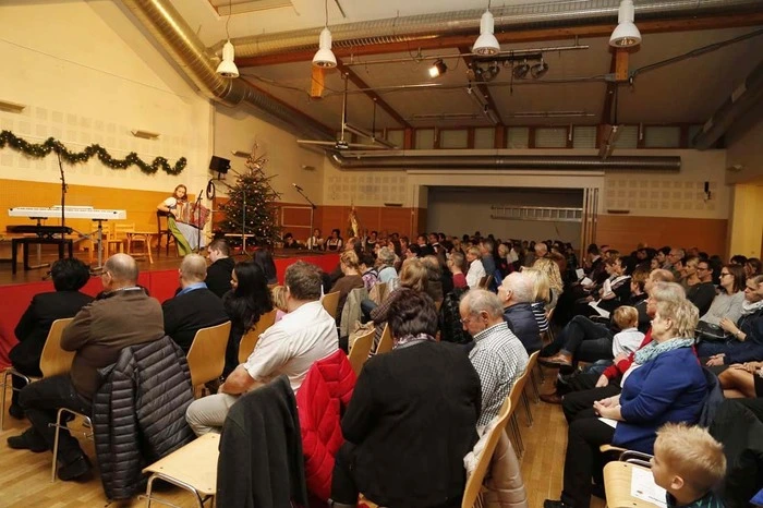 ...bei der traditionellen Adventfeier aus allen Nähten.