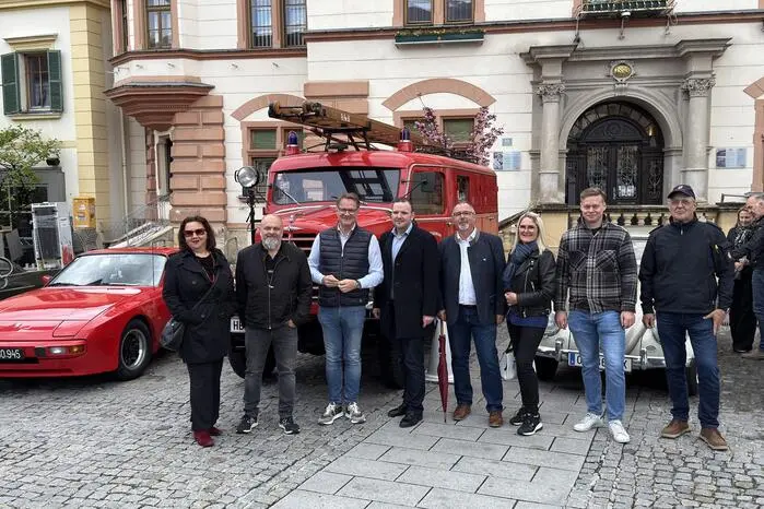 Mehr als hundert Freunde des „aufpolierten Blechs“ und der „rauchenden Motoren“ kamen zur Fahrzeug-Prämierung samt umfangreichem Rahmenprogramm angereist. Einer der ältesten Teilnehmer war ein Ford T Baujahr 1914. men.
 