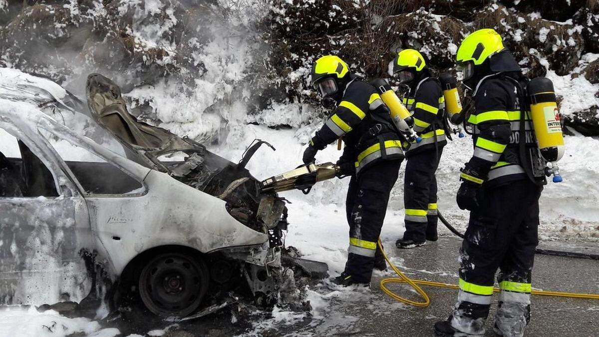 Der PKW brannte auf der Planneralmstraße praktisch vollständig aus