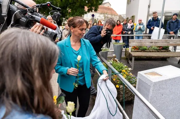 Irene Ransburg und Gisela Kaufmann waren beide blinde Jüdinnen. Sie verbindet aber auch die Liebe zur Literatur: Während Irene Ransburg selbst Gedichte verfasste, studierte Gisela Kaufmann Germanistik und widmete sich dem Werk des Dichters Eduard Mörike; sie konnte 1938 sogar noch still promovieren.