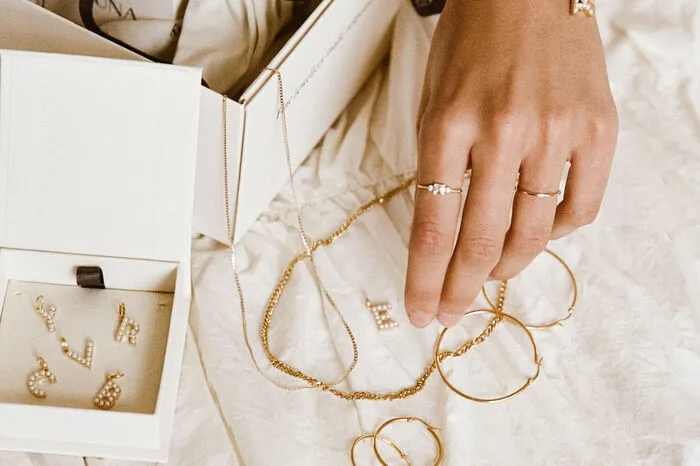 Sie setzt bei ihrem Schmuck auf Nachhaltigkeit