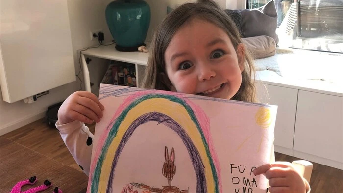 Charlotte Overbuschmann (6) aus Hausach im Schwarzwald schickt ihren Großeltern Karl und Marianne Lenz aus Stainz bei Straden ein Bild. Motto: Der Osterhase schlägt die Corona-Viren weg!