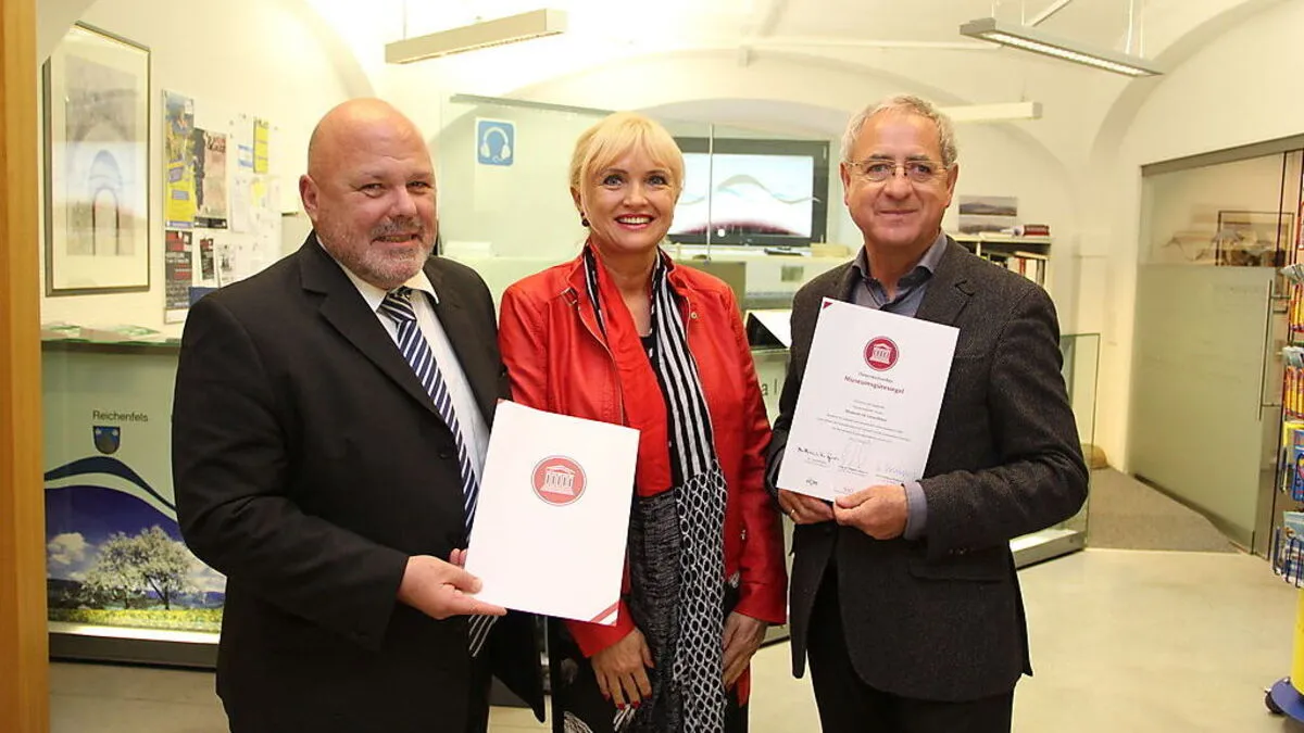 Igor Pucker, Manuela Karner und Bürgermeister Hans-Peter Schlagholz (von links) mit dem Museumsgütesiegel
