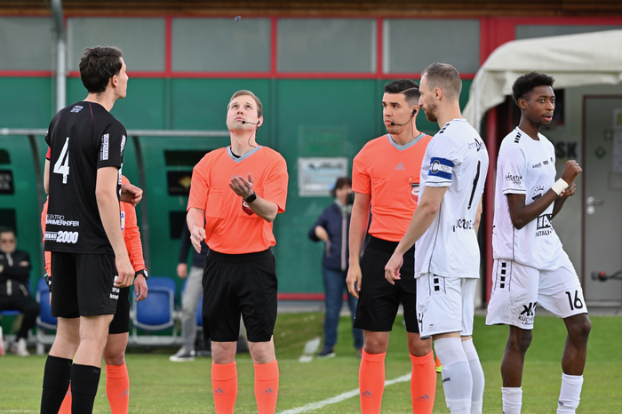 Florian Sabathi Referee, Senaid Covic Referee, #4 Stefan Goldnagl SK Vorwärts Steyr, #4 Mateo Grubor ASK Klagenfurt, #16 Mersei Dieu Nsandi ASK Klagenfurt, ASK Klagenfurt vs. SK Vorwärts Steyr 21.4.2024, ASK Klagenfurt vs. SK Vorwärts Steyr am 21.04.2024 in Klagenfurt (ASK Sportzentrum Fischl), Austria, (Photo by Bernd Stefan)