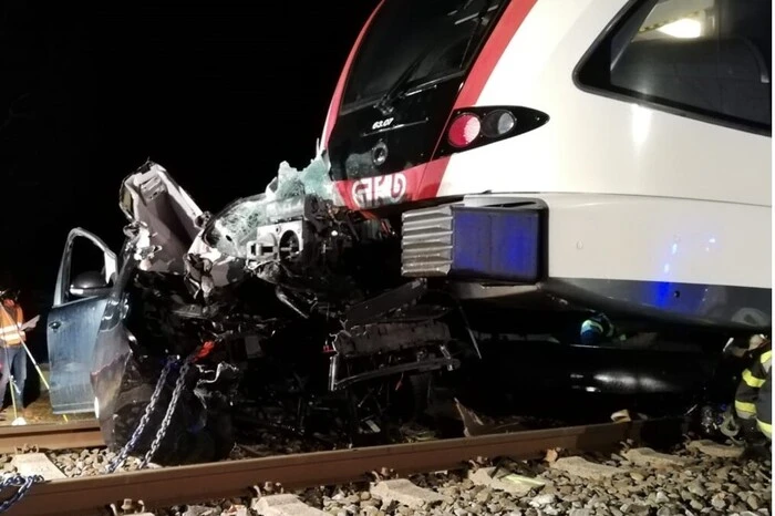 Ein dritter Autoinsasse erlitt leichte Verletzungen.