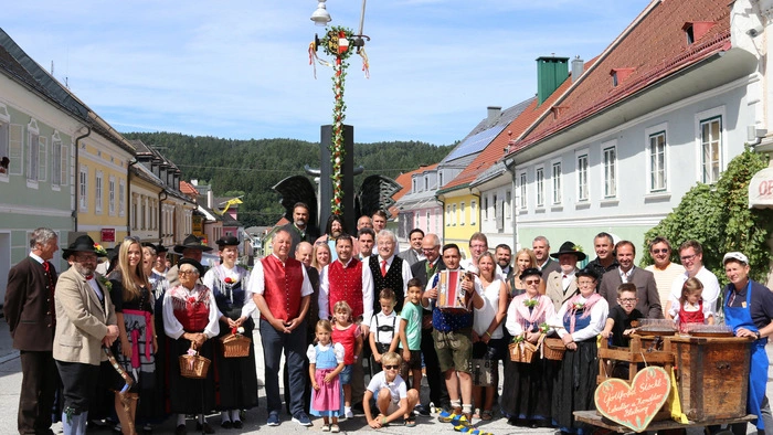 Nach einem Umzug durch die Stadt wurde am Samstag die Freyung am Kiki Kogelnik Brunnen feierlich angebracht.
