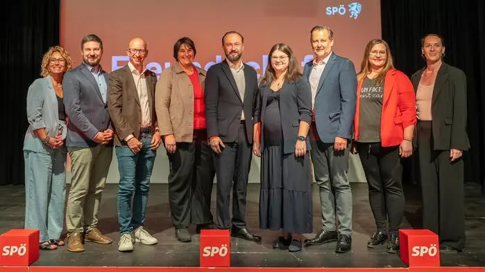 Landesparteivorsitzender Max Lercher(Mitte), Bezirksfrauenvorsitzende Sabrina Zmugg (4. v. r.) und Bezirksvorsitzender Andreas Thürschweller (3. v. r)