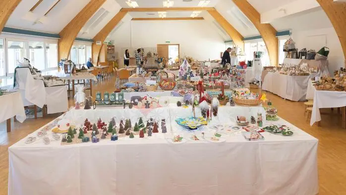 Der Adventmarkt im Gemeindeamt Wenigzell lädt zum Staunen ein.
