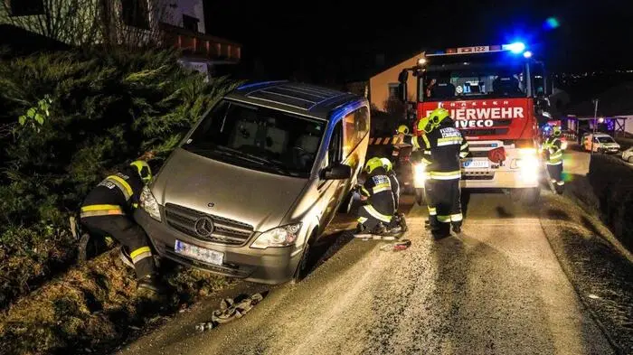 Kurz nach 18 Uhr krachte es am 27. November in der Gemeinde St. Margarethen bei Knittelfeld: Ein Pkw hatte sich selbstständig gemacht und war über eine abschüssige Straße gerollt.