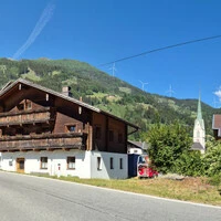 So könnte die Windkraftanlage am Berghang oberhalb von Schlaiten aussehen