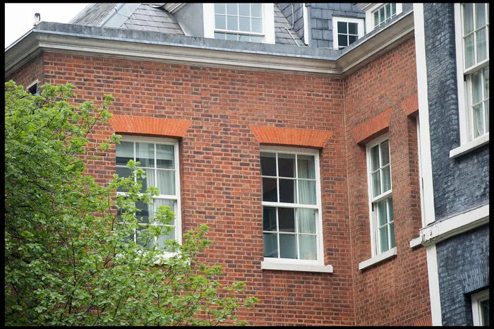 Für die Renovierung seiner Luxuswohnung wären Boris Johnson 30.000 Pfund an öffentlichen Geldern zur Verfügung gestanden. Diese schlug sich aber mit 100.000 zu Buche. Wer für die Differenz aufkam, war erst unklar.  Offenbar war ein Großspender der Partei, David Brownlow, eingesprungen. Im Gegenzug soll Johnson die Pläne für eine "große Ausstellung" Brownlows in dessen Sinne prüfen.  Die Tories mussten 18.000 Pfund Strafe bezahlen und wurden von der Labour-Opposition der Korruption bezichtigt. Johnson will erst nichts von der Spende gewusst haben, entschuldigte sich aber später und kam schließlich selbst für Kosten nachträglich auf.  