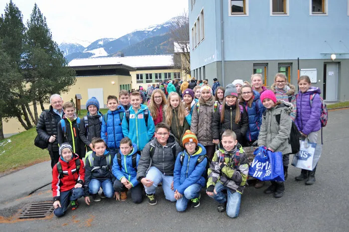 Die 2 c-Klasse mit Klassenvorstand Arnold Suntinger zieht zu den benachbarten "Solariern".
