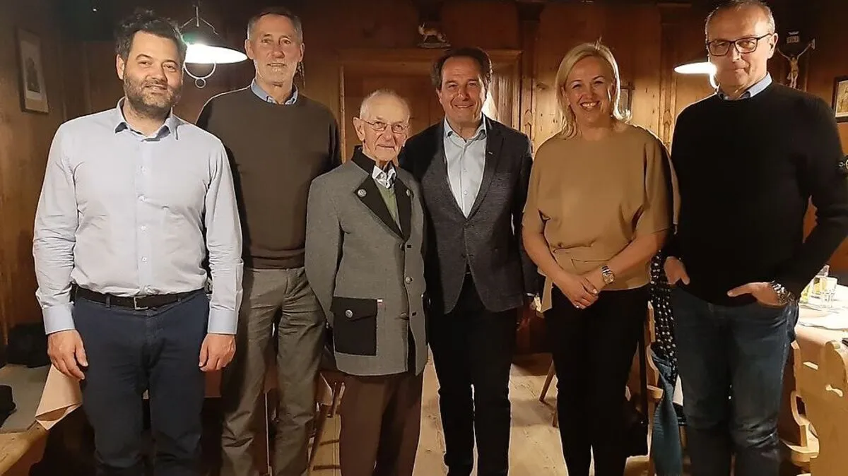 Rudolf Neumayr, Helmut Glantschnig, Jubilar Walter Kubin, Franz Theurl, Astrid Trojer-Pirker und Alexander Trojer (von links nach rechts)