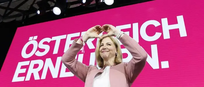 Neos-Chefin Beate Meinl-Reisinger bei der Mitgliederversammlung im Frühjahr 2025