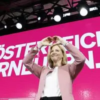 Neos-Chefin Beate Meinl-Reisinger bei der Mitgliederversammlung im Frühjahr 2025
