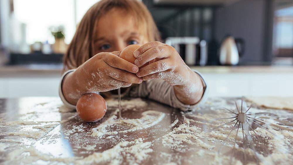 Lässt man Kinder mitkochen, lernen sie spielerisch für die Ernährung wichtige Kompetenzen