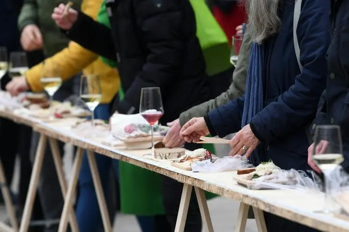 Im Anschluss an den Weltrekord wurde die Brettjause - insgesamt 1.100 Portionen - gemeinsam verspeist.