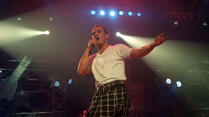 Mit seiner Band "Take That" auf Konzerttour. (1995)