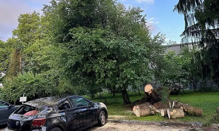 Auch Fahrzeuge wurden schwer beschädigt