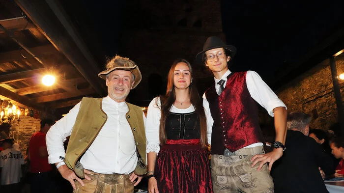 Am Foto von Links: Jakob Koschutnig (Obmann Burgvernein-Glanegg), Leiterin Anna Printschler und Obmann Daniel Huber.