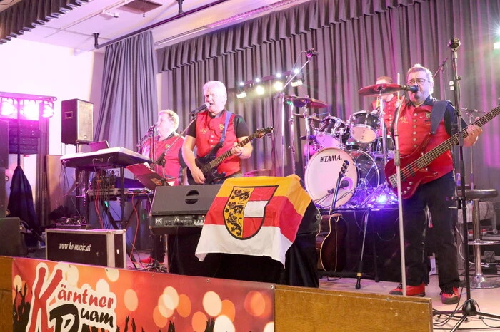 Zur Musik der „Kärntner Buam“ das Tanzbein schwingen sah man unter anderen Jungunternehmerin Victoria Rauter, Schmiedemeister Hans Herrnhofer, Landmaschinentechniker Ulrich Wriessnegger sowie die Bürgermeister Klaus Köchl (Liebenfels) und Seppi Ofner (Hüttenberg).