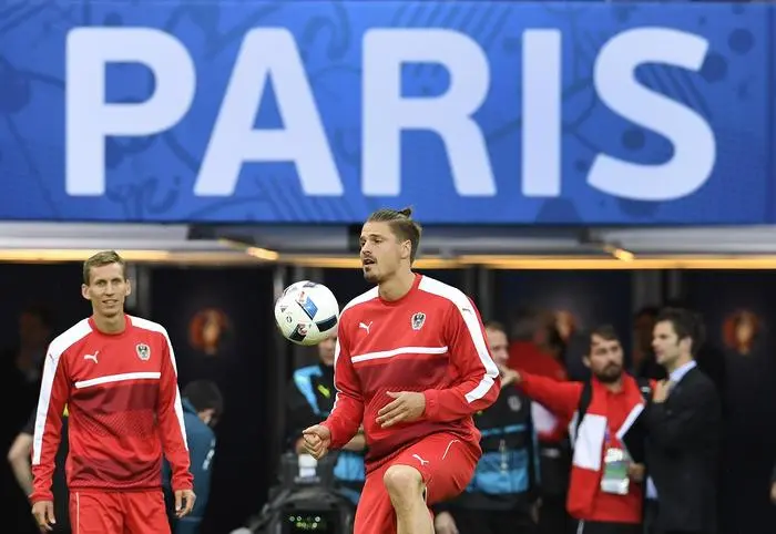 ABD0116_20160617 - PARIS - FRANKREICH: Florian Klein (L.) und Sebastian Prödl während des Abschluss-Trainings des ÖFB-Teams am Freitag, 17. Juni 2016, im Stadium Parc de Prince in Paris. Die österreichische Fußball-Nationalmannschaft bestreitet am Samstag, 18. Juni 2016, ein EM-Spiel gegen Portugal. - FOTO: APA/ROBERT JAEGER