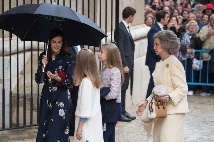 Traditionell werden in London immer Salutschüsse zum Ehrentag abgegeben - aber niemals an einem Sonntag. Der Kanonendonner wird daher dieses Mal mit einem Tag Verspätung am Montag zu hören sein. Die traditionelle Geburtstagsparade "Trooping the Colour" findet stets erst im Juni statt.