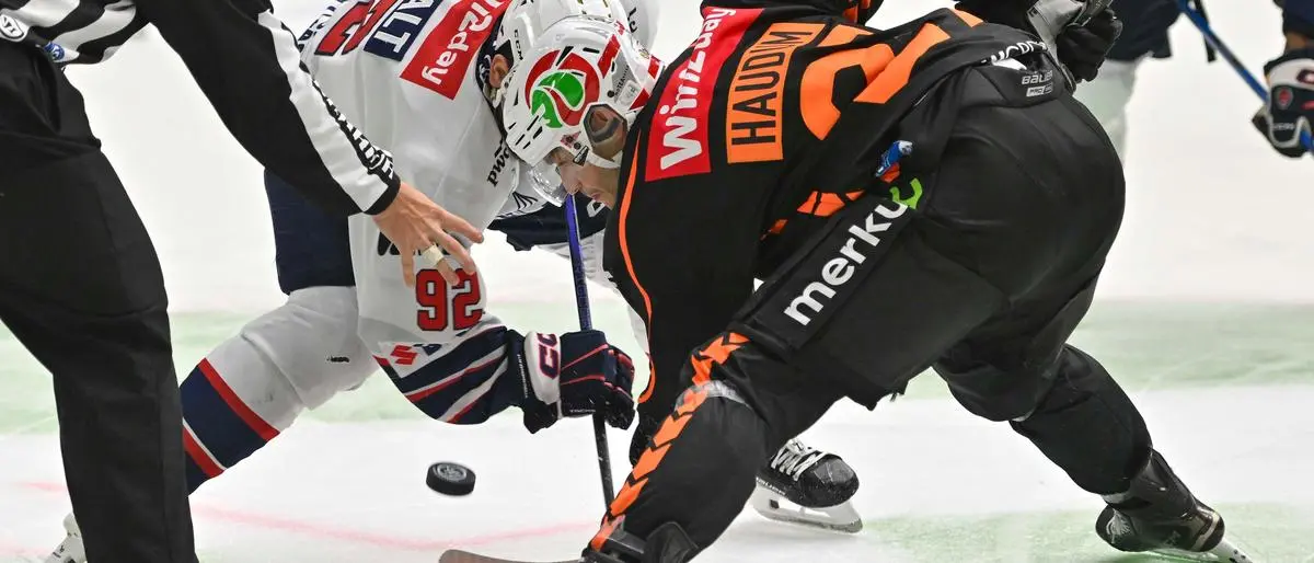 GRAZ,AUSTRIA,23.SEP.25 - ICE HOCKEY - ICE Hockey League, Graz 99ers vs Fehervar AV 19. Image shows Anze Kuralt (Alba Volan) and Lukas Haudum (99ers).
Photo: GEPA pictures/ Avni Retkoceri