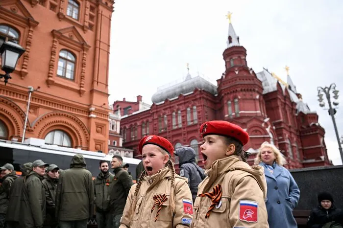 Auch russische Kinder sind bei der Militärparade dabei und singen patriotische Lieder.
