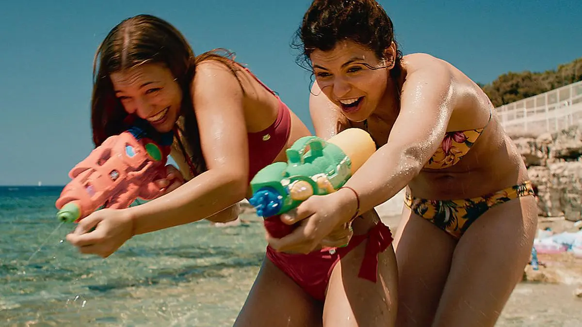 Die letzte Party deines Lebens Jessica (Antonia Moretti) und Julia (Elisabeth Wabitsch)