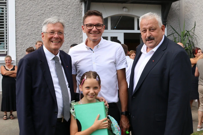 Landeshauptmann Peter Kaiser, Direktor Danilo Katz mit Tochter Kaja und Bürgermeister Hermann Srienz zeigten sich über die Renovierung der Schule sehr erfreut.