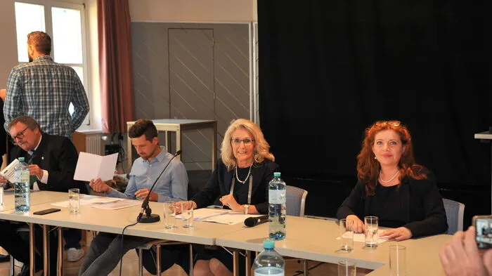 Ganz links Bezirkshauptmann Christian Sulzbacher, Gemeindekassier Stefan Wasmer, Roswitha Glashüttner, die neue Bürgermeisterin Andrea Heinrich