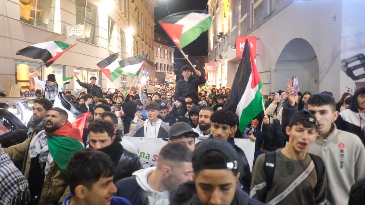 auto fährt in pro palästina demo