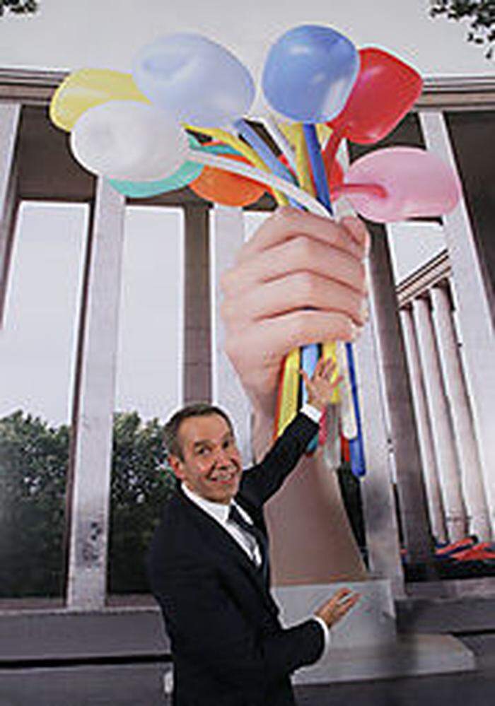 Jeff Koons Werk, eine Hand mit bunten Blumen, soll über elf Meter hoch sein