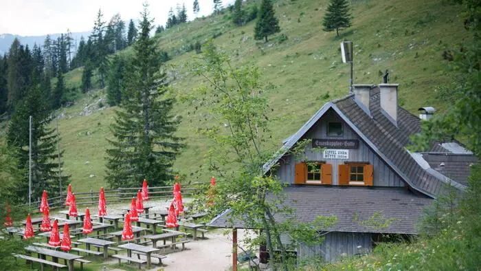 Zu sehen ist eine Hütte