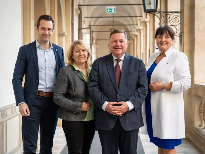 ÖVP-Klubchef Lukas Schnitzer und ÖVP-Chefin Manuela Khom gratulierten Theresia Heil, die auf Christopher Drexlers Mandat nachgerückt und angelobt worden ist,. Mit am Foto: Werner Amon, Zweiter Landtagspräsident