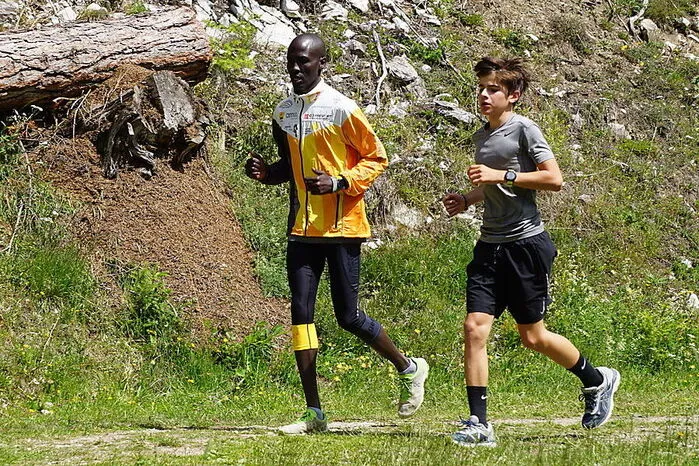 Jeder Camp-Teilnehmer bekommt einen Läufer aus Kenia als Personalcoach. Gemeinsam absolviert man die Trainingseinheiten.