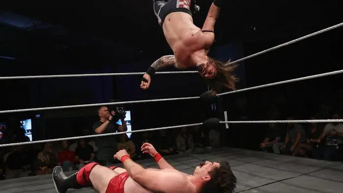 Im letzten Qualifikationsmatch für Ground Europe konnte sich der Kroate Kris Jokic gegen seinen slowakischen Kontrahenten Ricky Sky durchsetzen. Im Foto verpasst Kris Jokic verpasst Ricky Sky einen Moonsault vom obersten Seil.